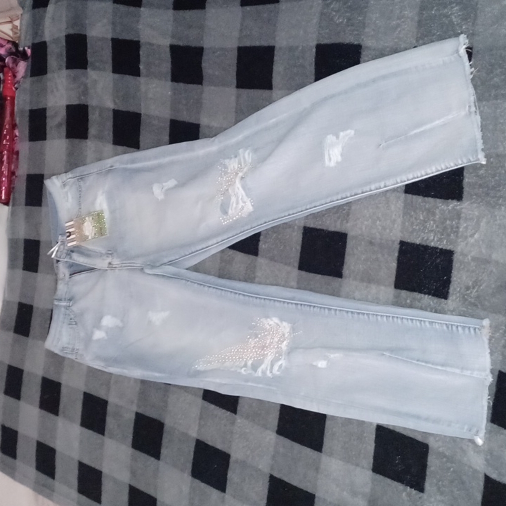 Distressed jeans with pearls